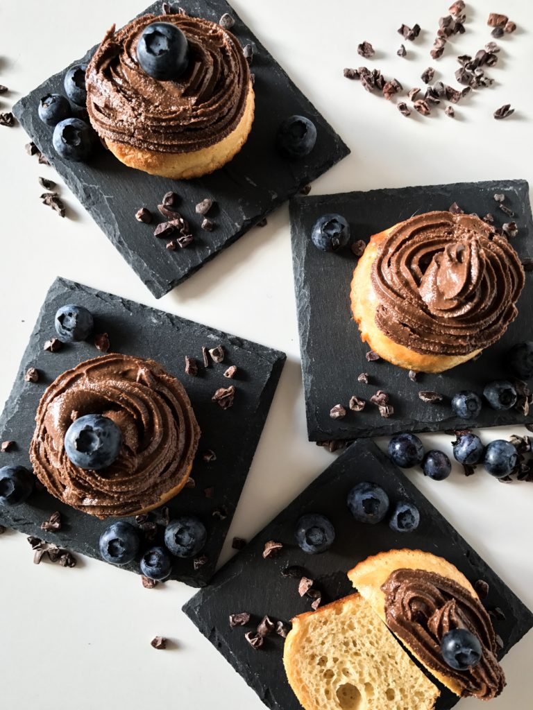 Protein-Fluffins mit Blaubeeren und Cashew Topping Protein-Fluffins mit Blaubeeren und Cashew Topping