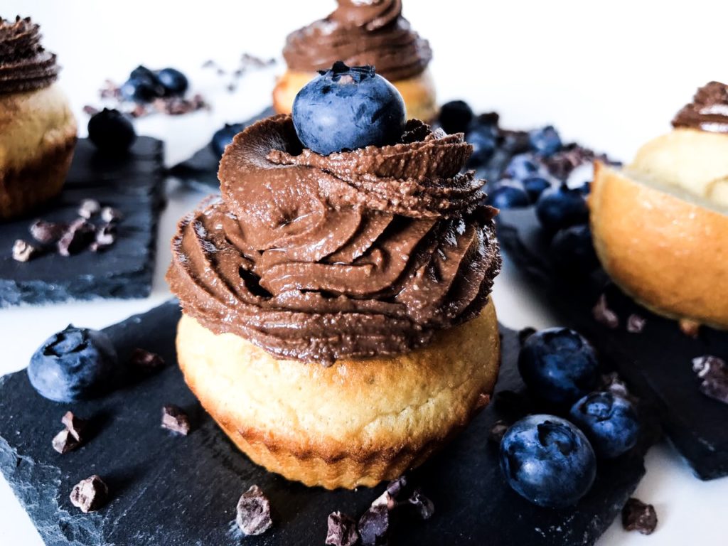 Protein-Fluffins mit Blaubeeren und Cashew Topping Protein-Fluffins mit Blaubeeren und Cashew Topping