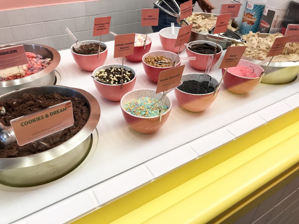 Die Toppings für den Keksteig bei Spooning Cookie Dough Die Toppings für den Keksteig bei Spooning Cookie Dough