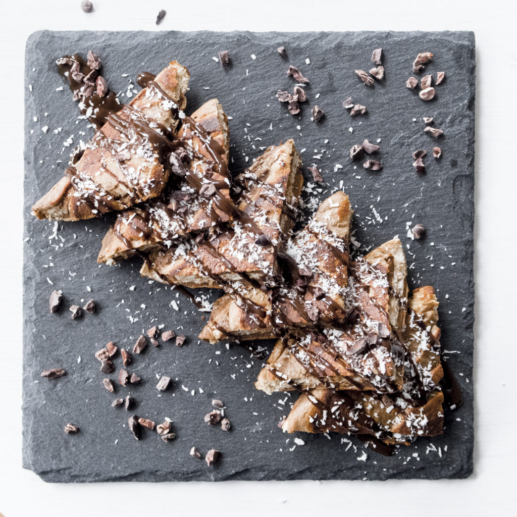 Protein French Toast mit Kakaonibs und Kokosraspeln Protein French Toast mit Kakaonibs und Kokosraspeln