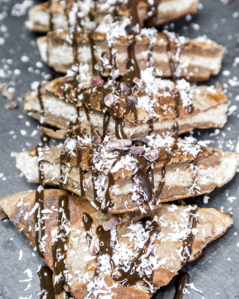 Protein French Toast mit Kakaonibs und Koskosraspeln