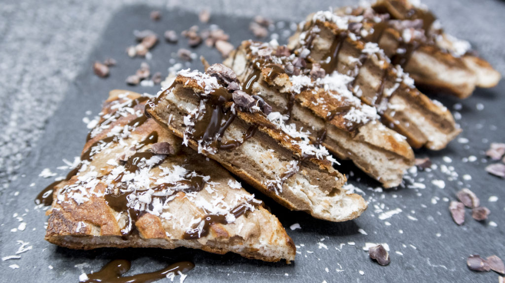 Protein French Toast mit Kakaonibs und Kokosraspeln