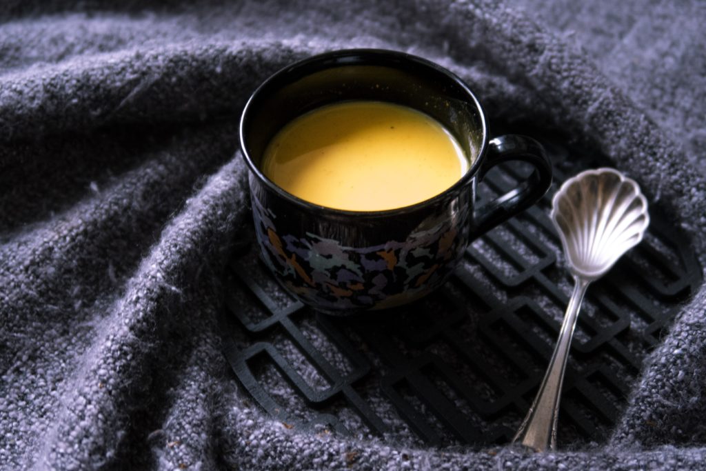 Kurkuma-Latte | Goldene Milch Heute habe ich ein weiteres Getränk für eurer Immunsystem: Kurkuma-Latte oder auch „die goldene Milch“. Mein Kurkuma-Latte Rezept ist wahlweise vegan und glutenfrei.