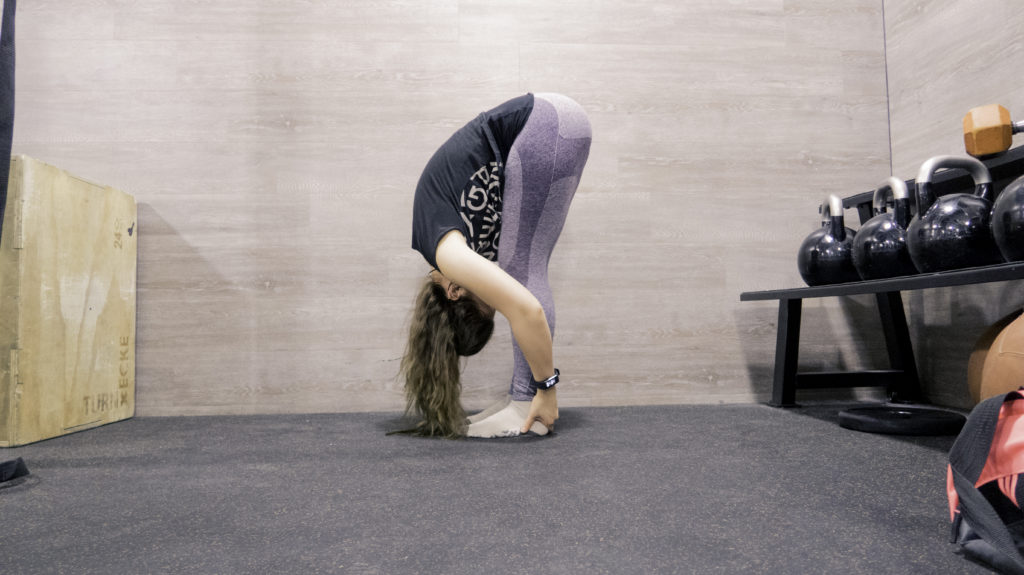 Stretching Routine für die Beine, Stehende Vorwärtsbeuge, Dehnung der Oberschenkelrückseite Stretching Routine für die Beine, Stehende Vorwärtsbeuge, Dehnung der Oberschenkelrückseite