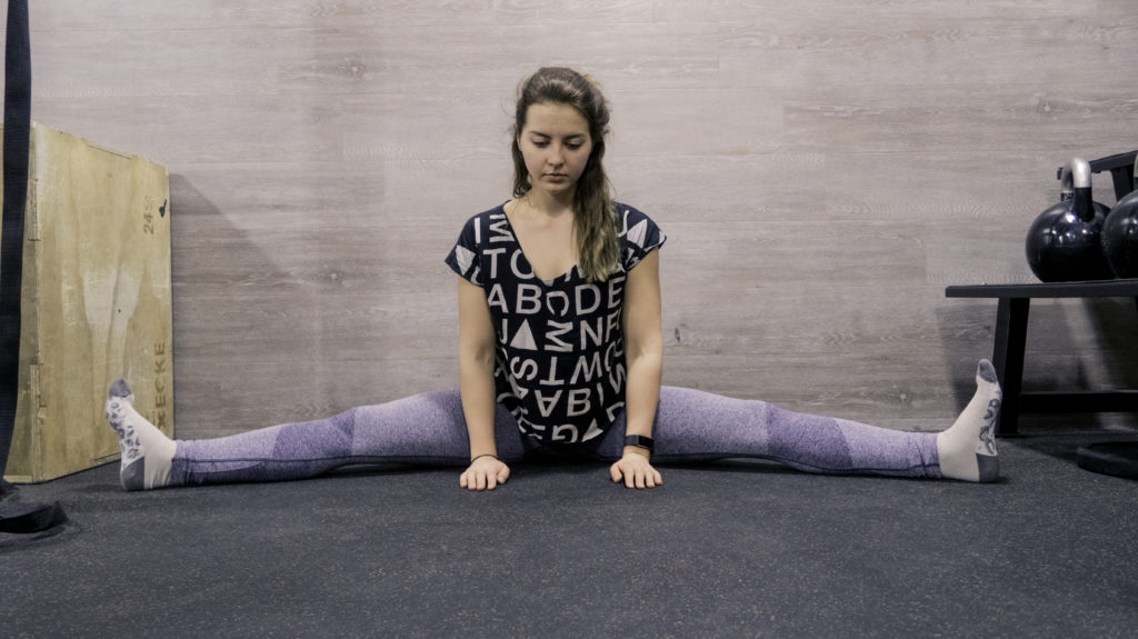 Stretching Routine für die Beine, Dehnung der Adduktoren Dehnung der Rückenmuskulatur und der Hüfte Stretching Routine für die Beine, Dehnung der Adduktoren, Dehnung der Rückenmuskulatur und der Hüfte