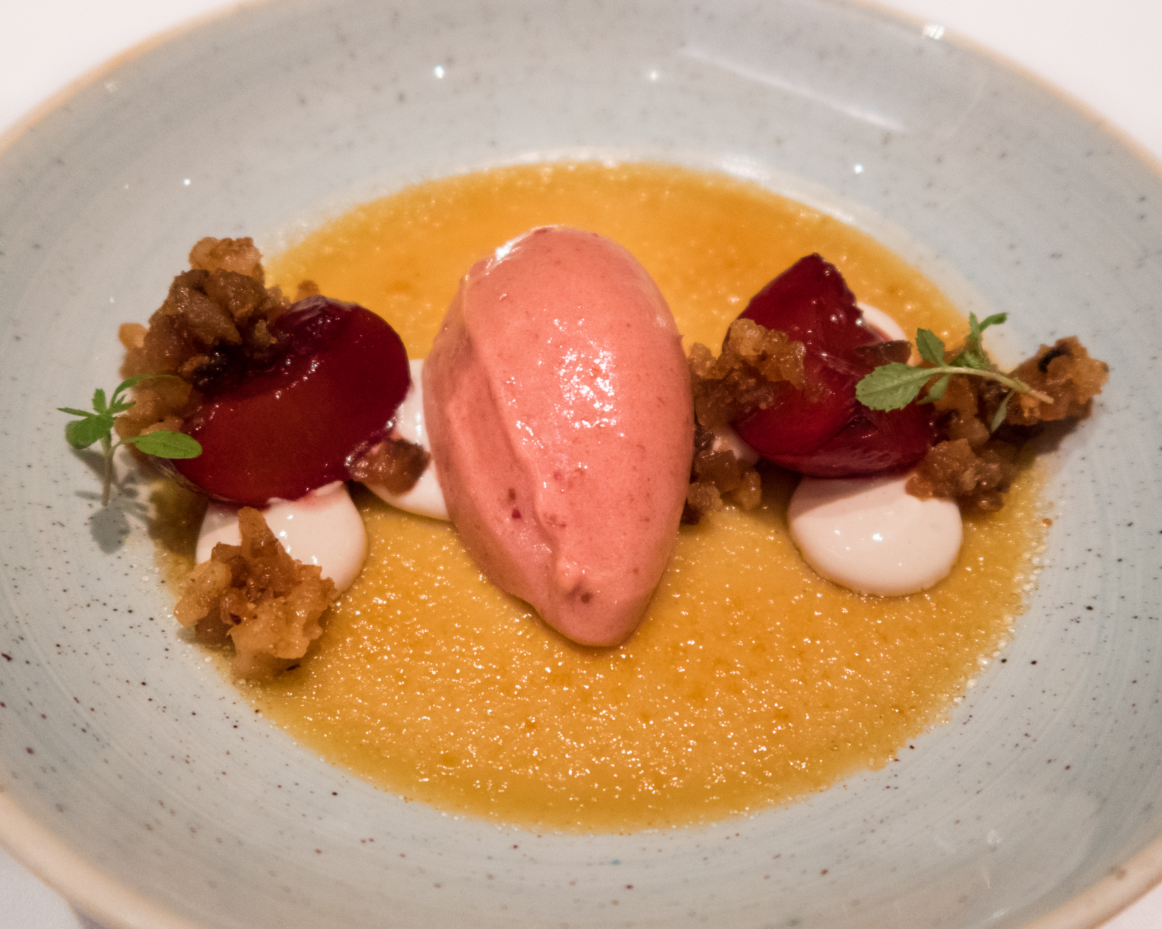 Terra Nachspeise Maronen Crème brûlée mit Pflaumeneis